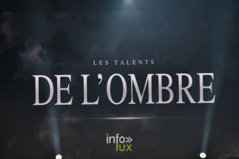 Le titre du show, « Les talents de l’ombre », sur l’écran du hall polyvalent