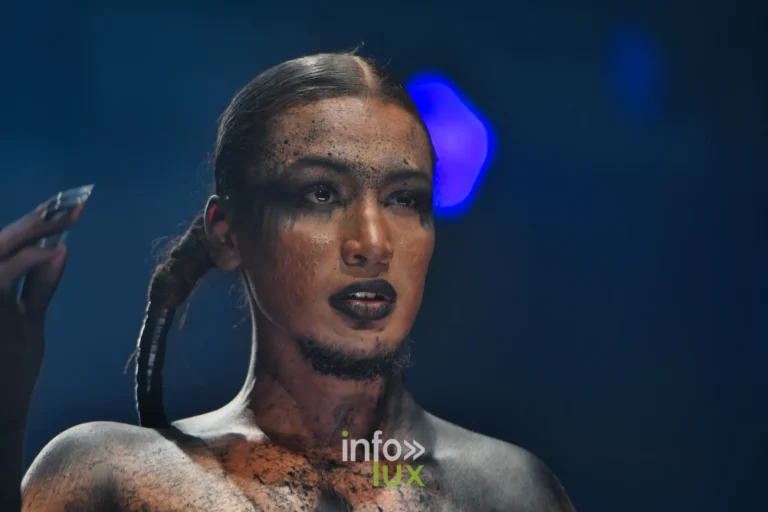De profil sur le podium : maquillage craquelé et longue natte