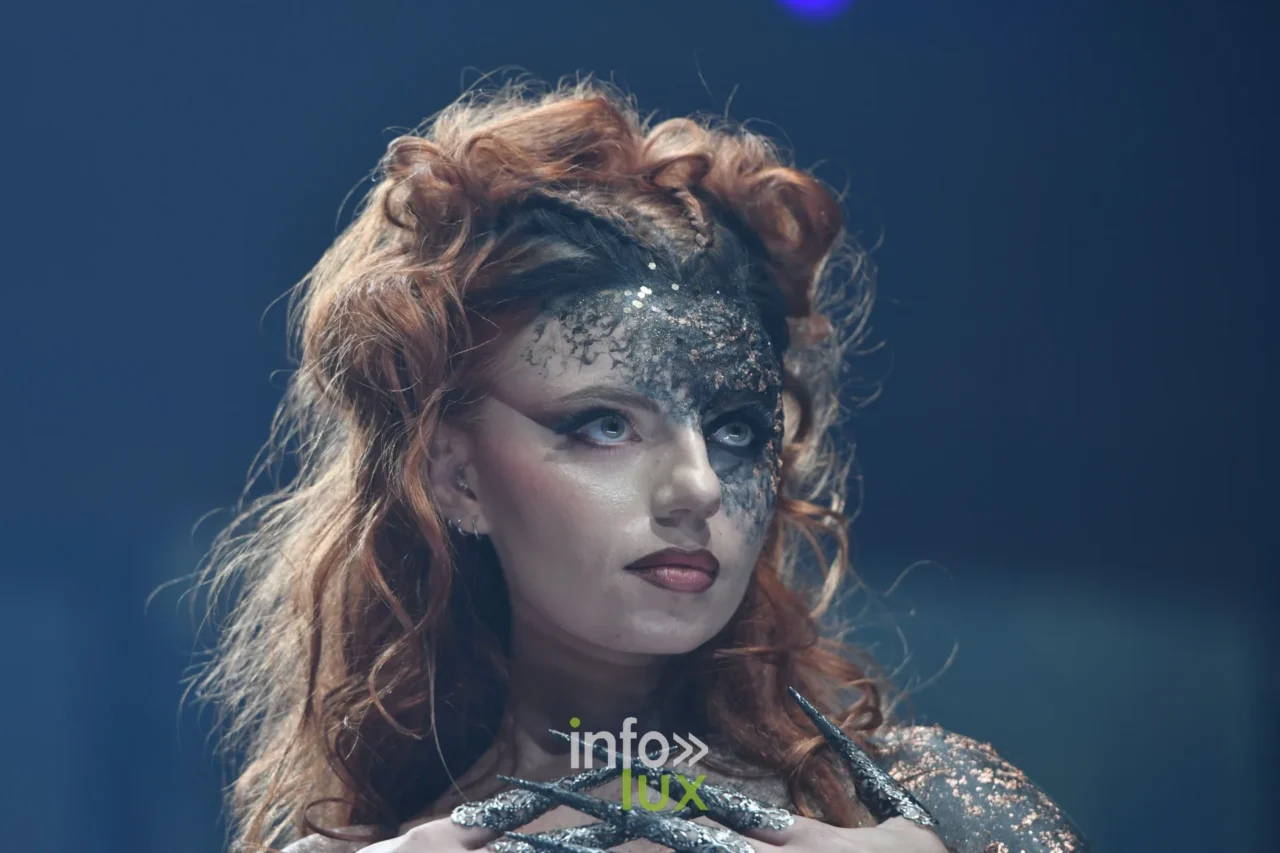 Nahaufnahme von Marine: silbern-schwarze Glitzermaske, silberne Nägel