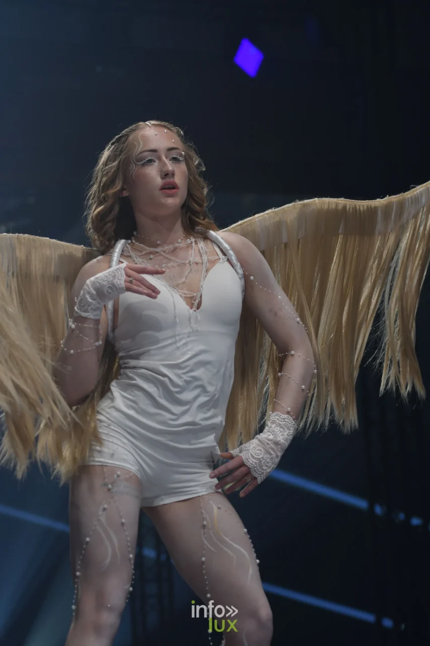 Nova, gants de dentelle blanche et perles sur la peau