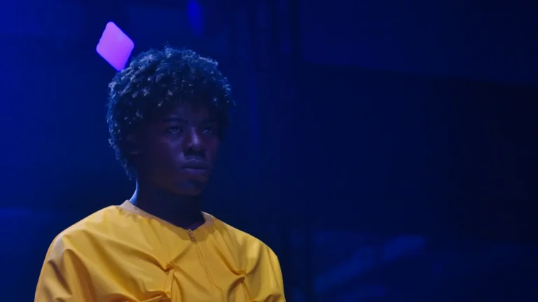 T-shirt et short jaunes aux volumes froncés — Florent Stevens, « S’print », Lux Fashion Week 2026, Arlon