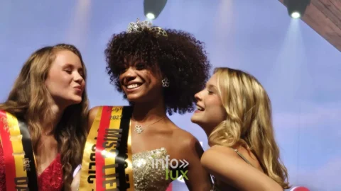 Alizée, tout juste couronnée Miss Liège, entourée sur la scène de La Panne, le 19 septembre 2026