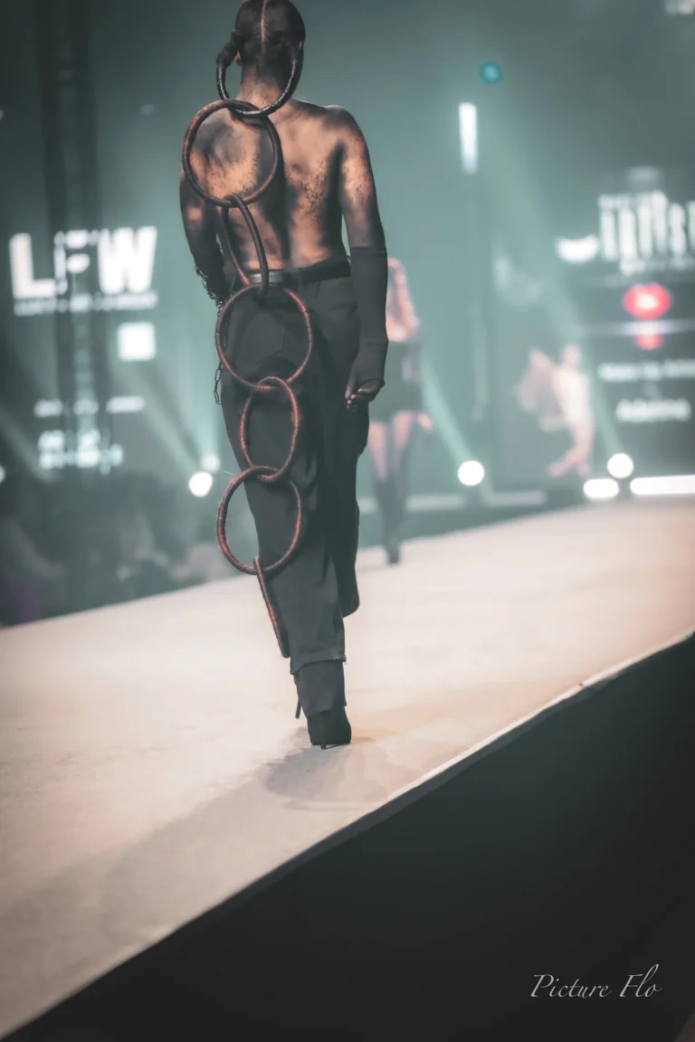 De dos, il remonte le podium vers l’écran LFW