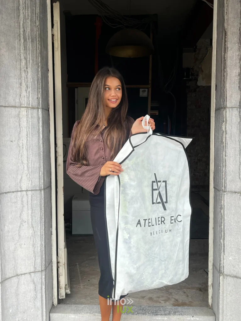 Elisa et une housse de l’Atelier E&C, partenaire de son aventure